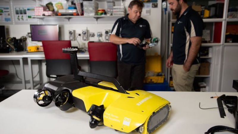 Robot připravený zabíjet trnové koruny zachraňuje Velký bariérový útes