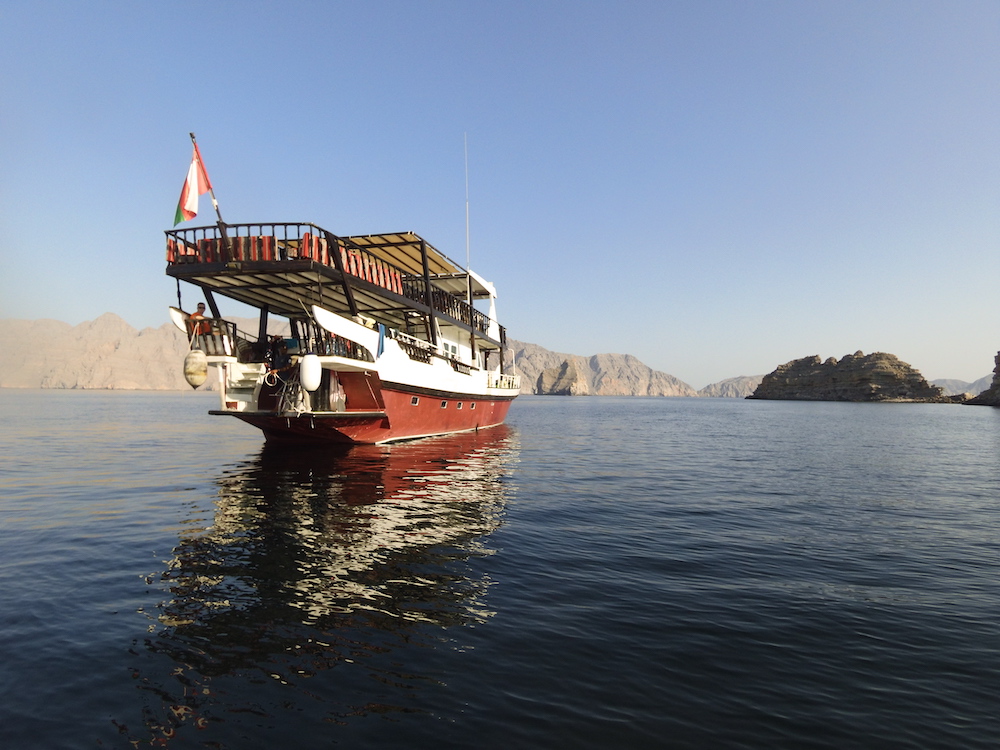 Tradiční loď Dhow je přizpůsobená potápěčům. 