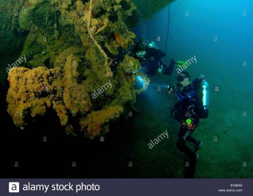 diver-at-wreck-uss-arkansas-bikini-atoll-marshall-islands-B18BA0